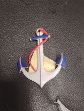 VINTAGE ENAMELED ANCHOR BROOCH EXCELLENT CONDITION